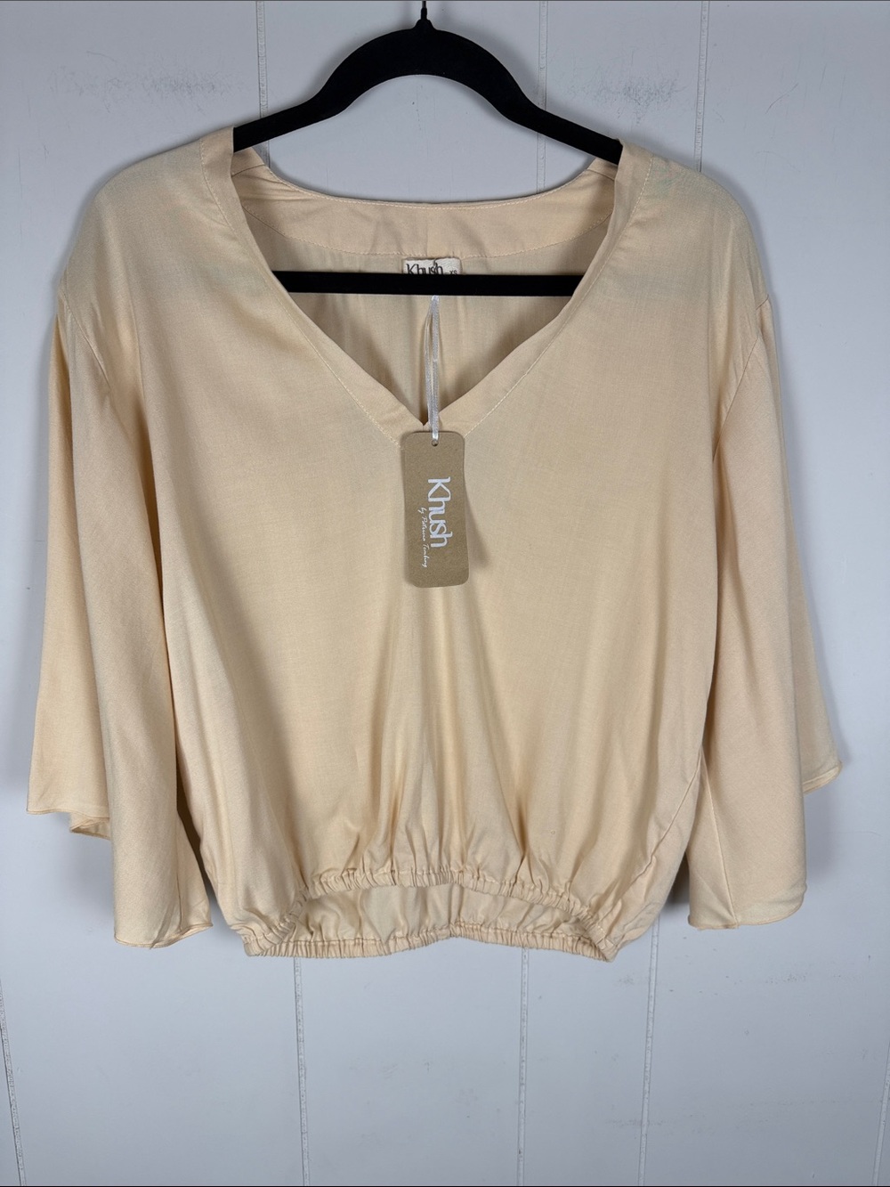 Khush NWT Cream V-Neck Top Blouse Elastic Hem Flowy Relaxed Sleeves Size XS